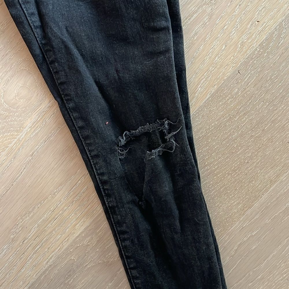 Kate Skinny Jeans, Distressed Black, Size 27 - Picture 4 of 11